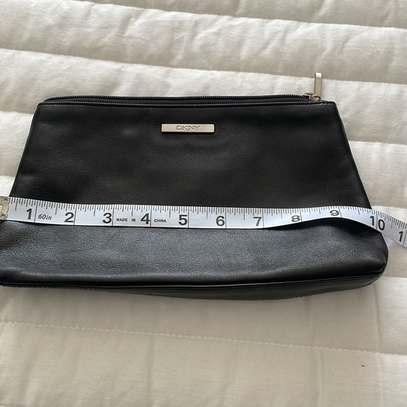 DKNY SOFT BLACK LEATHER CLUTCH - Picture 5 of 6